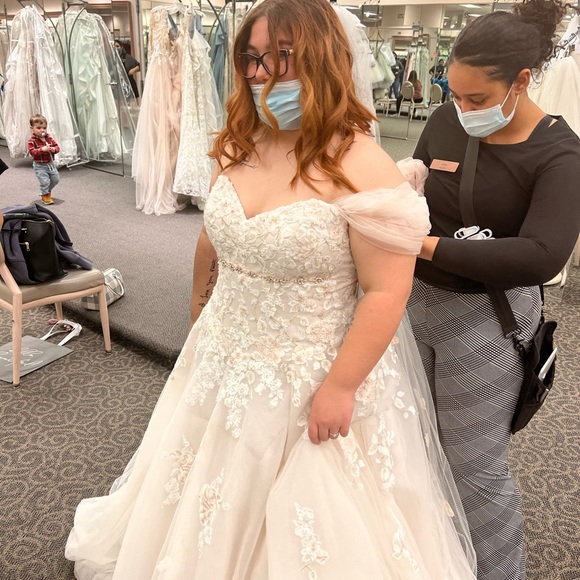 David’s Bridal wedding dress; complete with veil and rose gold belt - Picture 8 of 12
